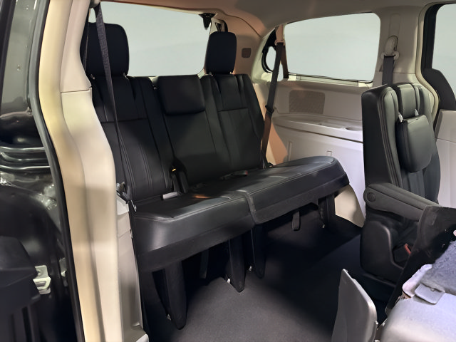 Used 2015 Chrysler Town & Country Touring FWD image 28