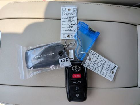 Used 2025 Toyota Highlander XLE FWD image 37