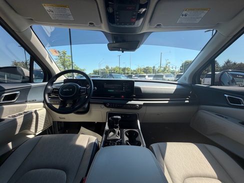 Used 2025 Kia Carnival EX FWD image 9