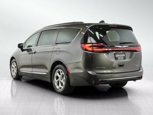 Used 2023 Chrysler Pacifica Limited FWD image 3
