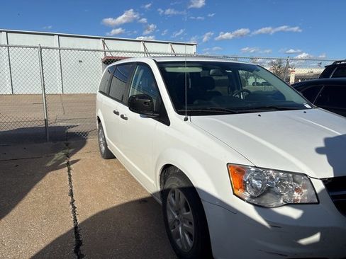 Used 2019 Dodge Grand Caravan SE image 1
