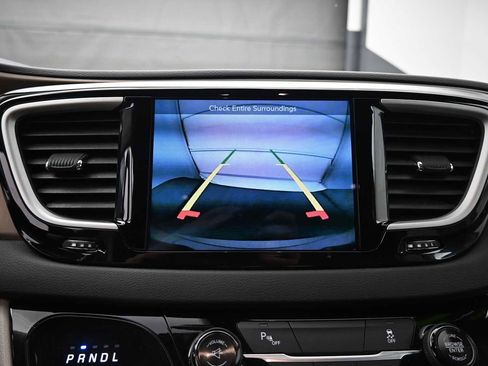 Used 2017 Chrysler Pacifica Touring-L FWD image 8