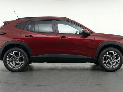 Used 2025 Chevrolet Trax LT w/ LT Convenience Package FWD image 11