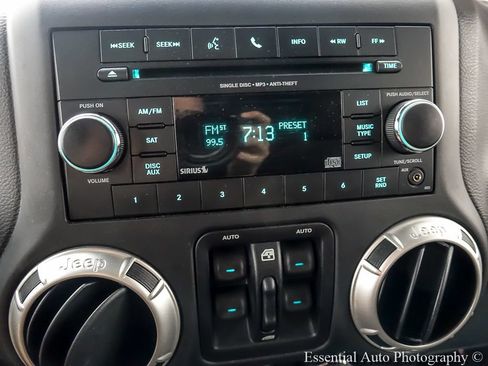 Used 2016 Jeep Wrangler Unlimited Sahara w/ Connectivity Group AWD/4WD image 14