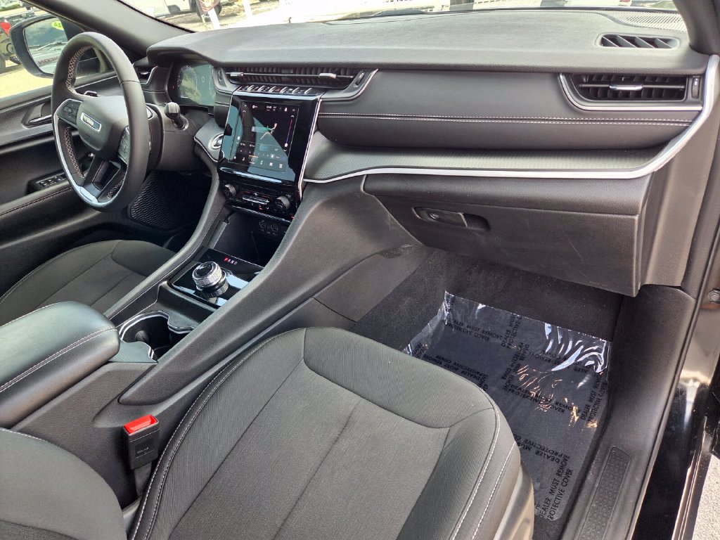 Used 2025 Jeep Grand Cherokee Laredo RWD image 16