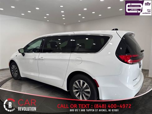 Used 2024 Chrysler Pacifica Limited FWD image 5