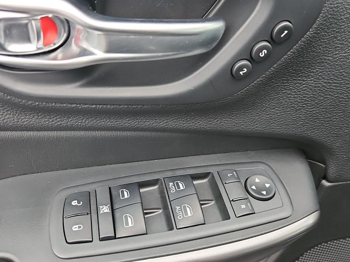 Used 2019 Jeep Cherokee Limited AWD/4WD image 18