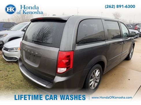 Used 2016 Dodge Grand Caravan SE image 2