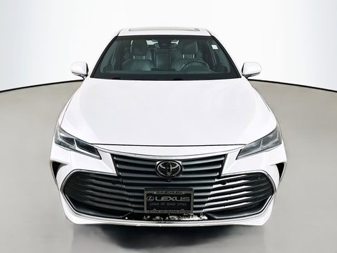 Used 2019 Toyota Avalon Limited image 2