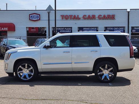 Used 2015 Cadillac Escalade Luxury AWD/4WD image 2