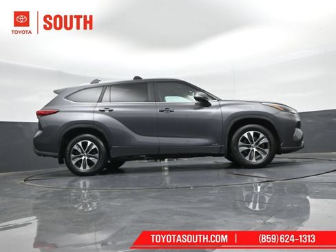 Used 2023 Toyota Highlander XLE AWD/4WD image 45