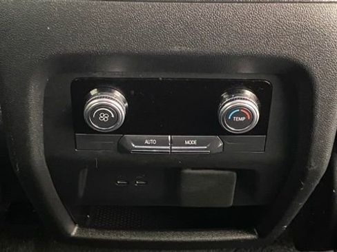 Used 2024 GMC Acadia Elevation image 28