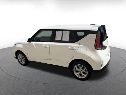 Used 2025 Kia Soul LX w/ LX Technology Package FWD image 8