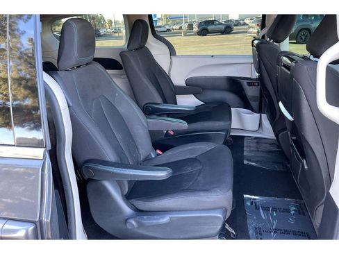 Used 2021 Chrysler Pacifica Touring w/ Uconnect Theater Family Group image 19