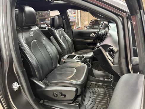 Used 2019 Chrysler Pacifica Touring-L Plus w/ Advanced Safetytec Group FWD image 27