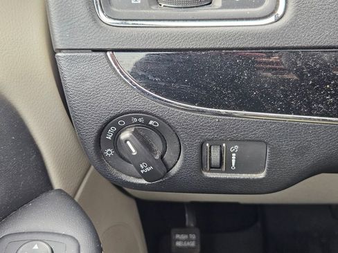 Used 2018 Dodge Grand Caravan SXT FWD image 18
