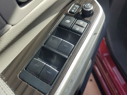 Used 2023 Toyota Sienna Limited image 16