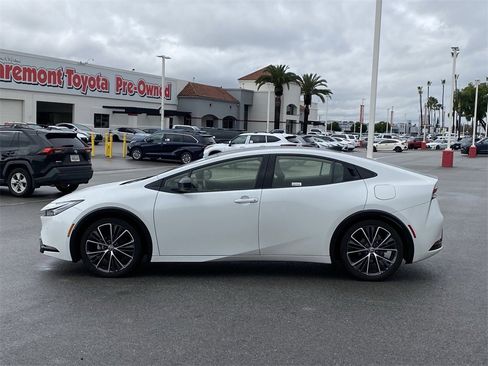 Used 2024 Toyota Prius XLE image 2