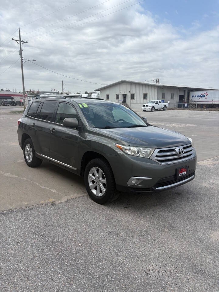 Used 2013 Toyota Highlander Plus FWD image 2