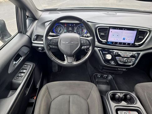 Used 2021 Chrysler Pacifica Touring w/ S Appearance Package FWD image 13
