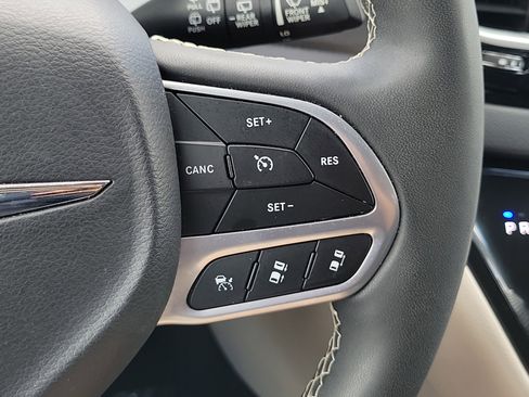 Used 2024 Chrysler Pacifica Touring-L FWD image 24