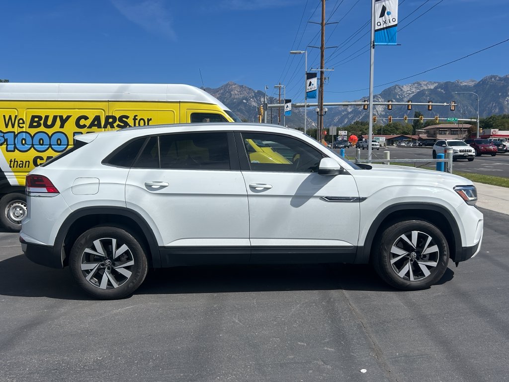 Used 2023 Volkswagen Atlas Cross Sport SE AWD/4WD image 2