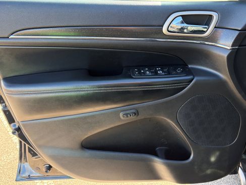 Used 2017 Jeep Grand Cherokee Limited image 13