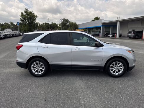 Used 2021 Chevrolet Equinox LS w/ LS Convenience Package FWD image 3