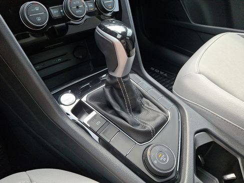 Used 2024 Volkswagen Taos SE image 14