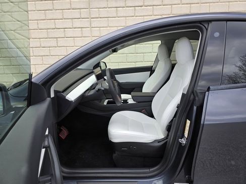 Used 2021 Tesla Model Y Long Range image 21