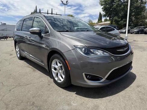 Used 2017 Chrysler Pacifica Touring-L w/ Tire & Wheel Group FWD image 1