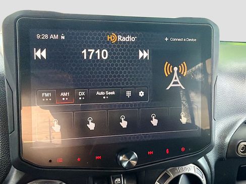 Used 2013 Jeep Wrangler Unlimited Sahara image 14