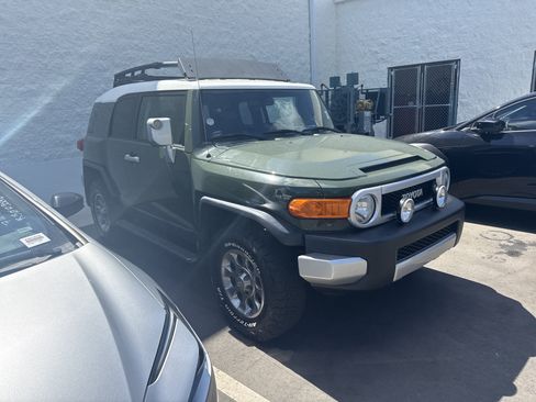 Used 2011 Toyota FJ Cruiser 4WD w/ Upgrade Pkg image 5