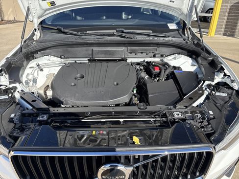 Used 2022 Volvo XC60 B5 Momentum w/ Climate Package image 32