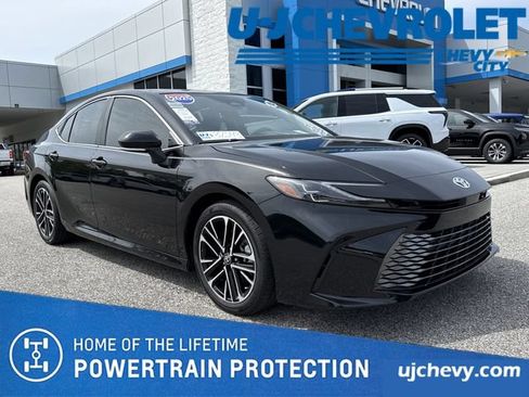 Used 2025 Toyota Camry XLE FWD image 1