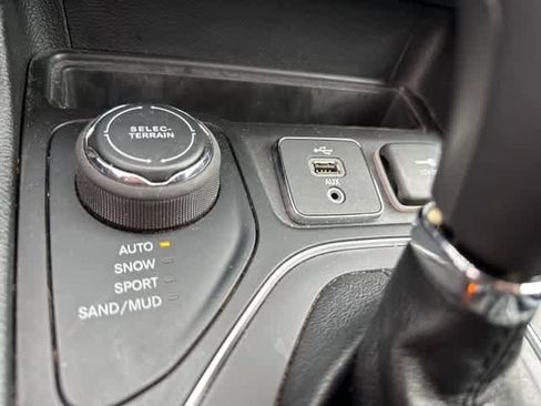 Used 2019 Jeep Cherokee Latitude Plus image 10