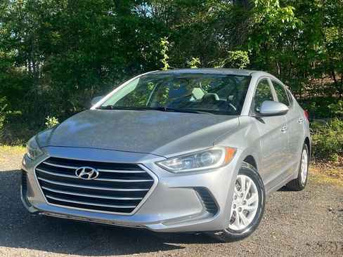 Used 2017 Hyundai Elantra SE FWD image 1