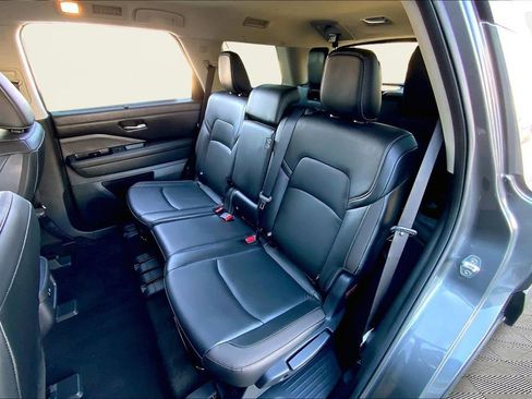 Used 2023 Nissan Pathfinder SL image 16