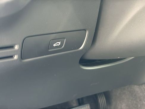 Certified 2025 Volvo XC40 B5 Plus AWD/4WD image 13