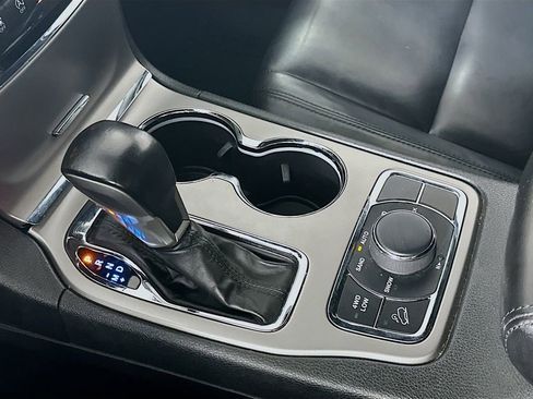 Used 2019 Jeep Grand Cherokee Limited image 16