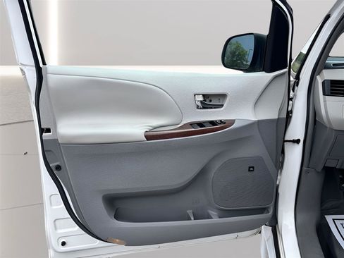 Used 2011 Toyota Sienna XLE w/ Premium Pkg FWD image 25