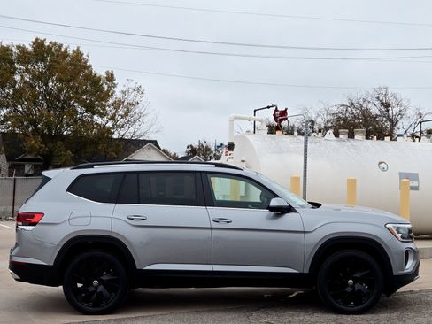 New 2026 Volkswagen Atlas SE FWD image 3