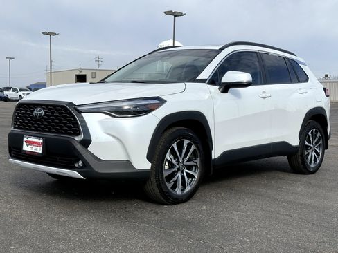 Used 2024 Toyota Corolla Cross XLE w/ Convenience Package image 7