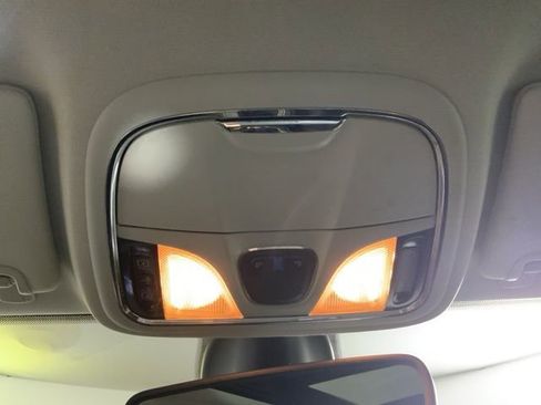 Used 2019 Jeep Cherokee Limited image 24