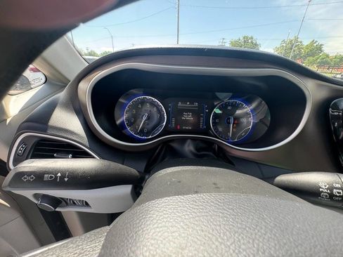 Used 2017 Chrysler Pacifica LX FWD image 9