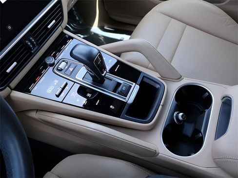 Used 2021 Porsche Cayenne Base image 25