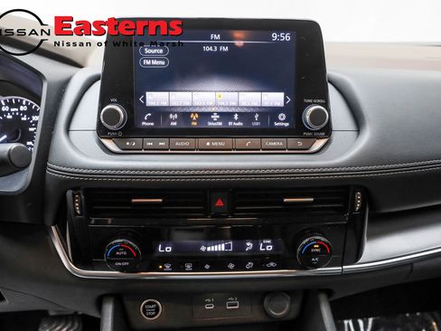 Used 2022 Nissan Rogue SV image 16