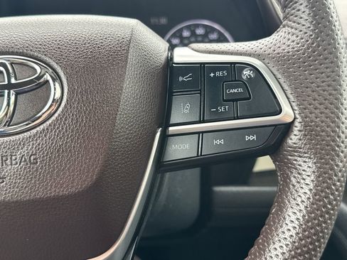 Used 2023 Toyota Sienna Platinum AWD/4WD image 34