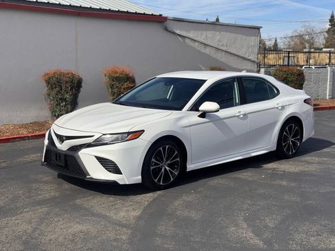 Used 2019 Toyota Camry SE FWD image 2