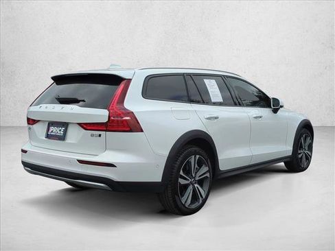 Used 2025 Volvo V60 B5 Cross Country Plus image 5